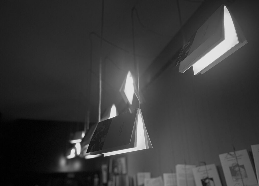 livros luz suspensos