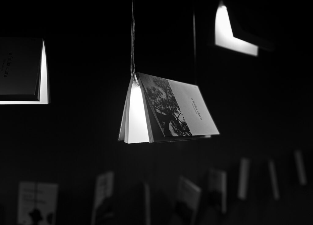 livros luz suspensos